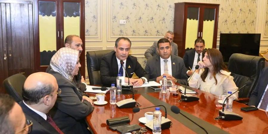 أسامة
      مدكور:
      قروض
      الشركات
      متناهية
      الصغر
      لم
      تعد
      دعمًا
      للمواطن...
      بل
      عبئًا
      يهدد
      استقرار
      الأسر