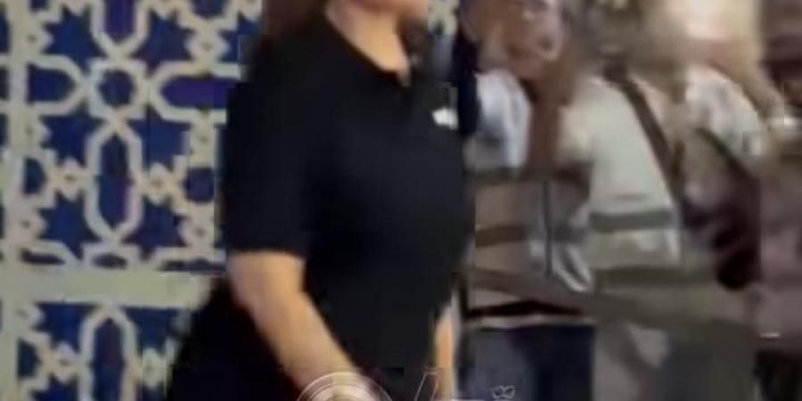 الحزن يسيطر على إلهام شاهين في عزاء عبد الرحمن أبو زهرة