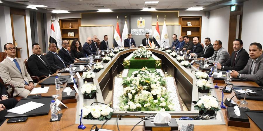 جوهر
      نبيل
      يلتقي
      بسيف
      الوزيري
      لبحث
      تطوير
      الرياضة
      المصرية