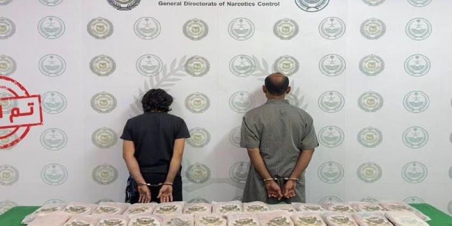 مكافحة المخدرات تضبط شخصين لترويجهما 25 كيلوجرامًا من الحشيش