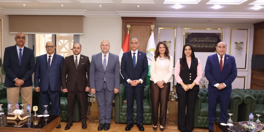 النائب
      عمرو
      رشاد
      يقدم
      التهنئة
      لمحافظ
      الجيزة
      بمناسبة
      عيد
      الأضحى
      المبارك