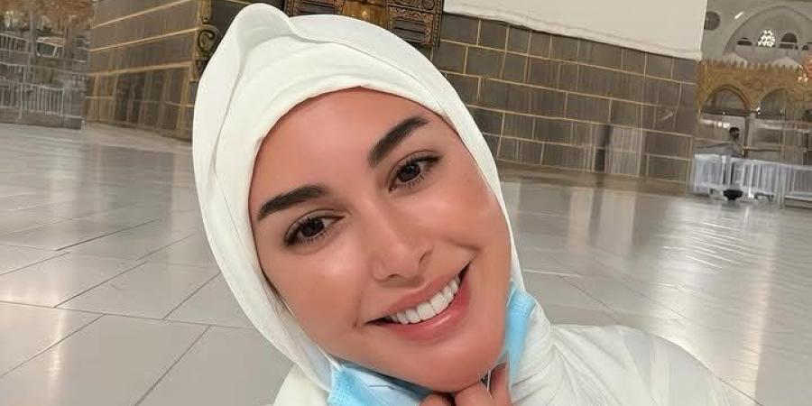 "الحمد
      لله"..
      ياسمين
      صبري
      تشارك
      جمهورها
      صوراً
      من
      الحج
      أمام
      الكعبة