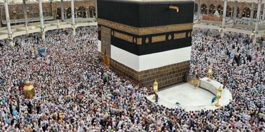 الحجاج المتعجلون يرمون الجمرات الثلاث ويؤدون طواف الوداع