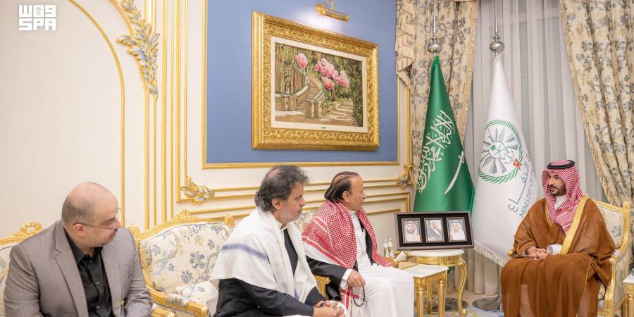 وزير الدفاع ينقل تعازي القيادة في وفاة الرئيس اليمني السابق عبدربه منصور هادي