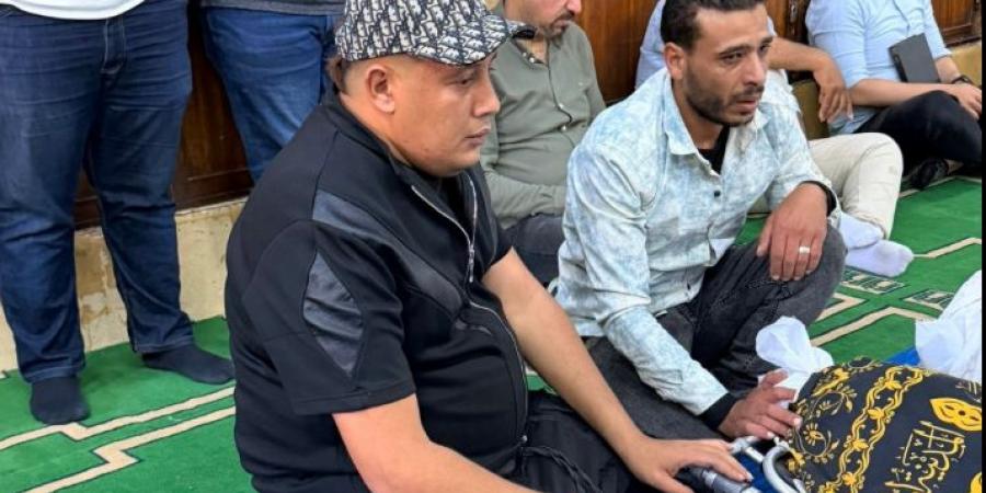 النظرة
      الأخيرة..
      الحزن
      يسيطر
      على
      حمو
      يكا
      في
      جنازة
      والده|
      صور