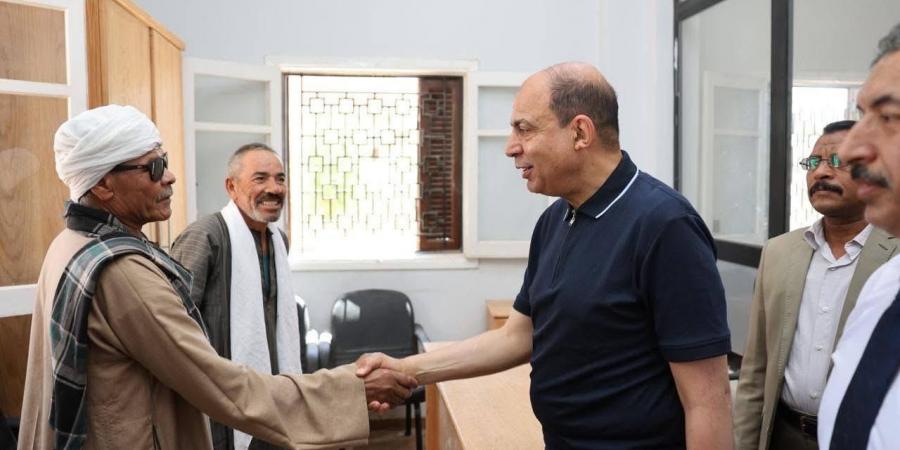 محافظ
      المنيا
      يتفقد
      المجمع
      الزراعي
      والوحدة
      البيطرية
      بقرية
      تل
      بني
      عمران
      ويرصد
      700
      حيازة
      زراعية
      وهمية
      بديرمواس
      وإحالة
      متورطين
      للتحقيق