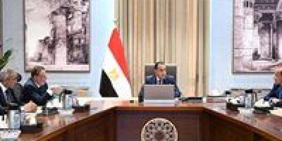 رئيس
      الوزراء
      يجتمع
      مع
      محافظ
      البنك
      المركزي
      ووزير
      المالية
      لاستعراض
      عددٍ
      من
      الملفات
