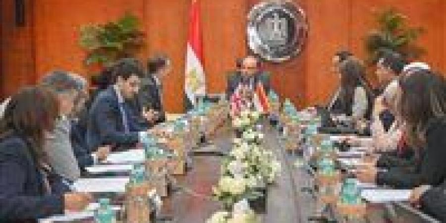 وزير
      الاستثمار
      يلتقي
      السفير
      البريطاني
      لتعزيز
      الشراكة
      الاقتصادية
      وتعميق
      التعاون
      الاستثماري
      والتجاري