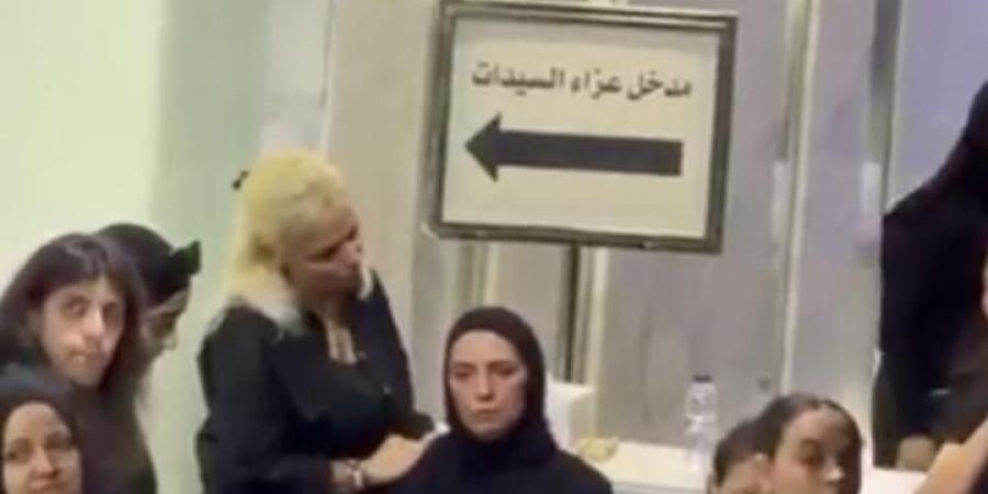 أشرف
      زكي
      ووفاء
      عامر
      أول
      الحاضرين
      في
      عزاء
      سهام
      جلال