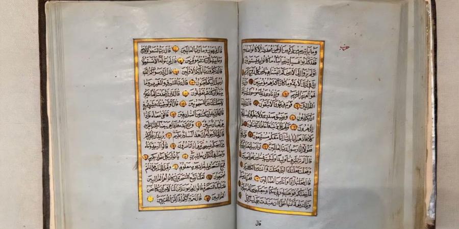 مصحف نادر يعود للقرن الثامن عشر ضمن مقتنيات متحف القرآن الكريم بمكة المكرمة