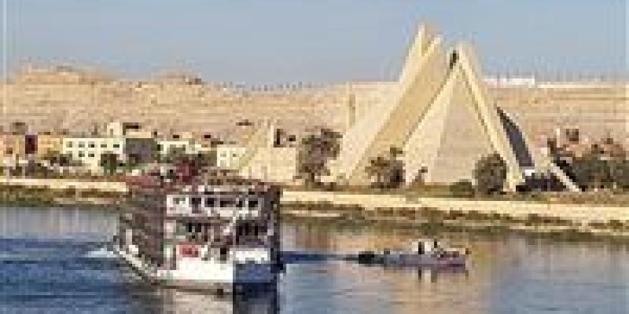 شحوط باخرة نيلية في عرض نهر النيل بالمنيا