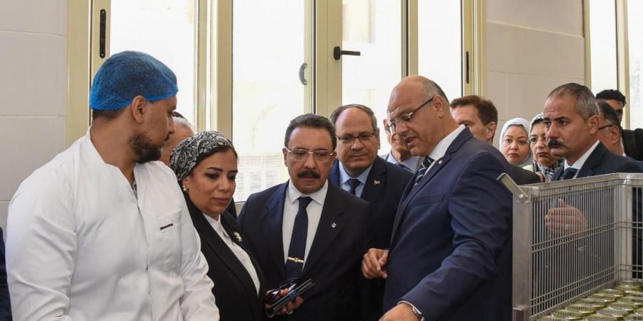 محافظ
      الإسكندرية
      يفتتح
      اول
      مركز
      جامعي
      لتصنيع
      الطماطم
      المقشرة
      في
      مصر
      باستثمارات
      تتجاوز
      45
      مليون
      جنية