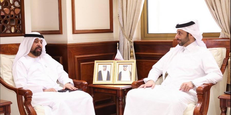 وزير البلدية يجتمع مع السفير الإماراتي