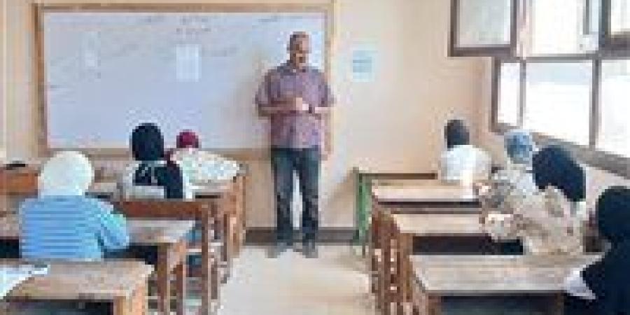 أكثر من 65 ألف طالب يؤدون امتحاني الدراسات والتربية الدينية.. ووكيل تعليم بني سويف يتابع اللجان ميدانيا