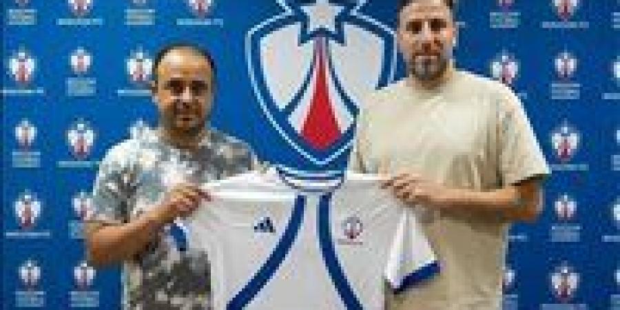 محمود
      طه
      مديراً
      فنيا
      لفريق
      النجوم
      في
      الموسم
      الجديد
      بدوري
      القسم
      الثاني