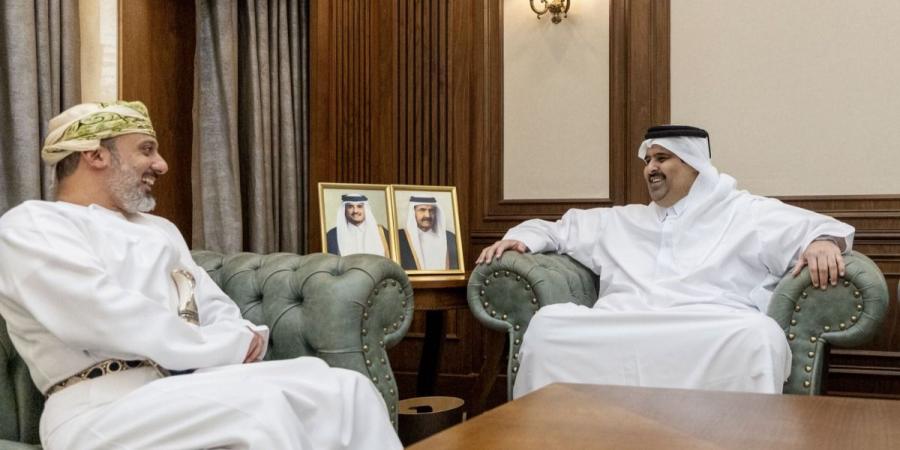 الرئيس التنفيذي للمؤسسة القطرية للإعلام يجتمع مع السفير العماني