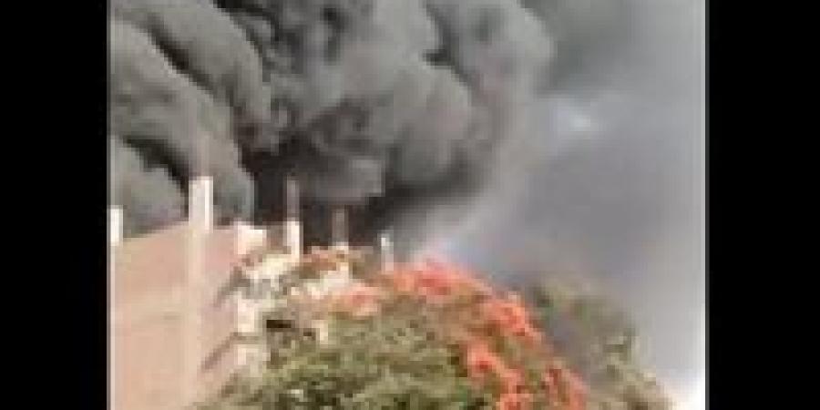 حريق
      هائل
      في
      مركز
      صيانة
      سيارات
      بمنيل
      شيحة