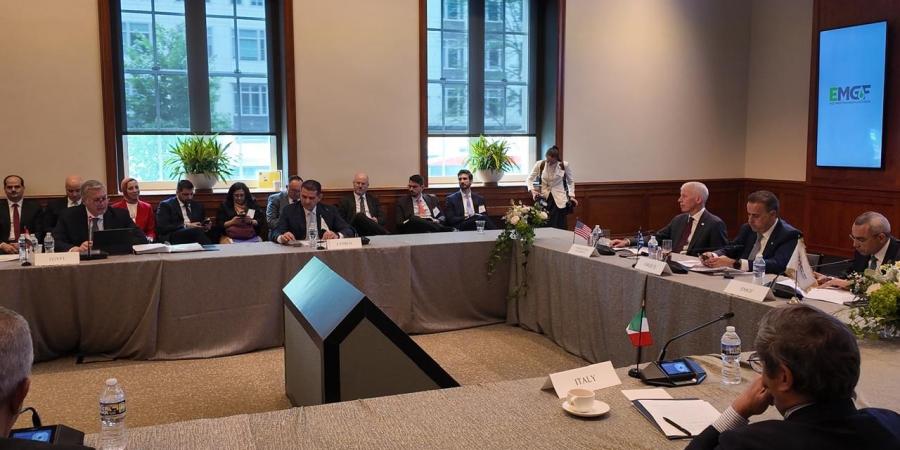 وزير
      البترول
      يؤكد
      الدور
      الاستراتيجي
      للبنية
      التحتية
      المصرية
      في
      نقل
      الغاز
      لأوروبا