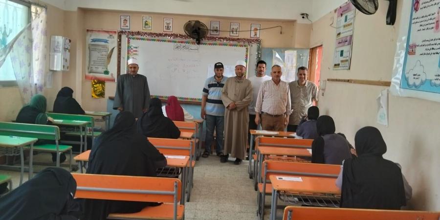 رئيس
      المنطقة
      وموفد
      قطاع
      المعاهد
      يتابعان
      امتحانات
      الثانوية
      الأزهرية
      بلجنة
      فتيات
      عمر
      النموذجي
      بالإسماعيلية