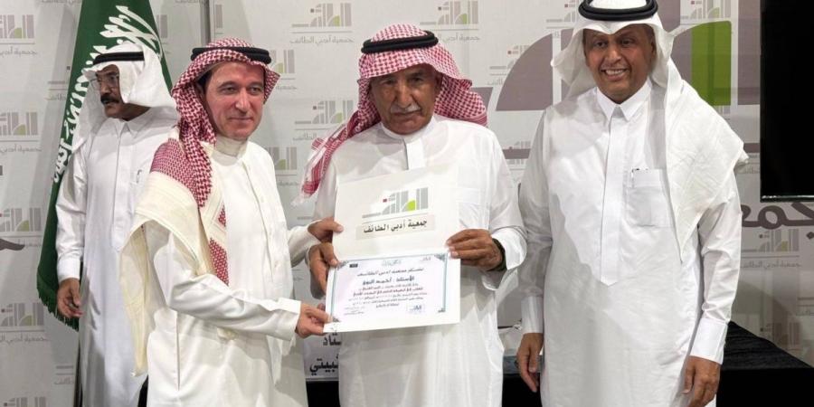 البوق يستعرض عن حياة النمر العربي وعلاقته بالموروث الأدبي في جمعية أدبي الطائف 