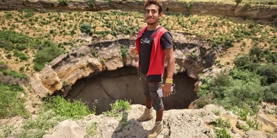 بالفيديو| نهاية مأساوية لـ "سبايدرمان اليمن" بعد سقوطه داخل فوهة بركان 