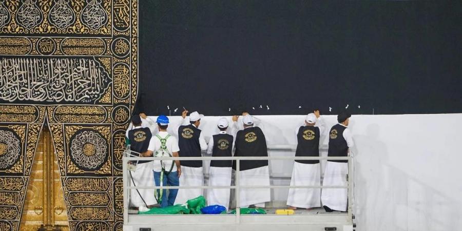 كم كيلوغراماً من الحرير والذهب والفضة يدخل في صناعة كسوة الكعبة؟