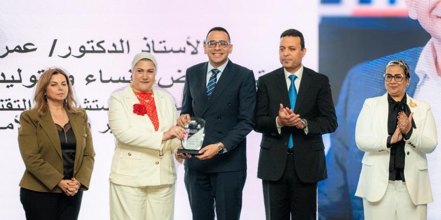 اللجنة
      الوطنية
      للقضاء
      على
      ختان
      الإناث
      تكرّم
      ا.د
      عمرو
      حسن
      تقديراً
      لإسهاماته
      في
      مكافحة
      ختان
      الإناث