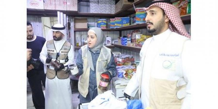 بالفيديو..
ضبط
سكن
خاص
يُستغل
في
بيع
المواد
الغذائية
بصورة
غير
قانونية