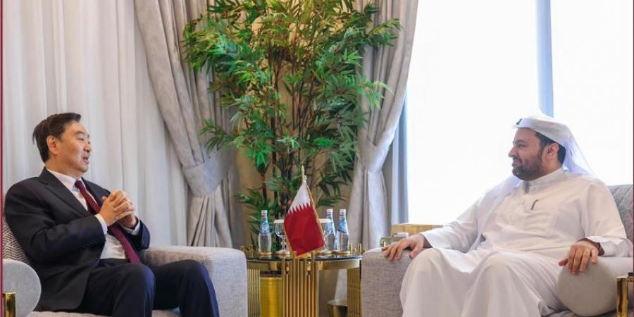 وزير الدولة بوزارة الخارجية يجتمع مع مبعوث الحكومة الصينية لشؤون الشرق الأوسط