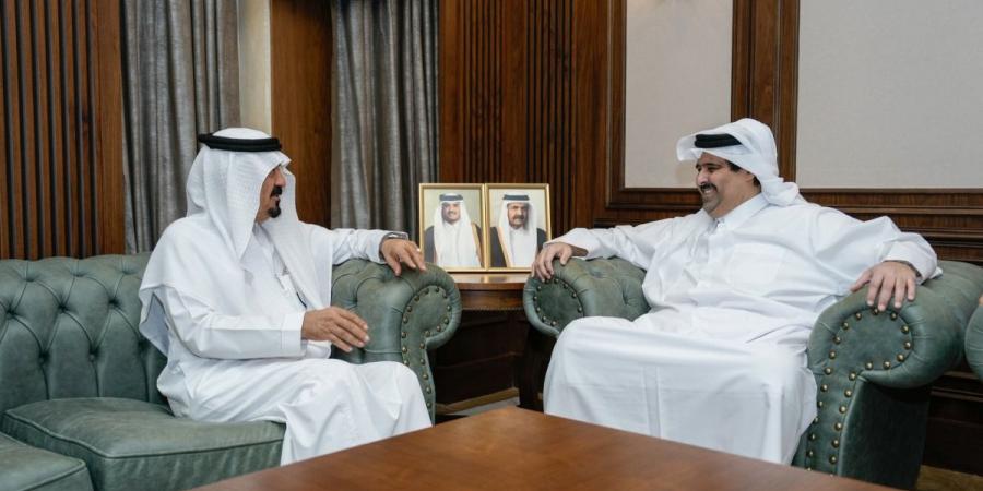 الرئيس التنفيذي للمؤسسة القطرية للإعلام يجتمع مع المدير العام لجهاز إذاعة وتلفزيون الخليج