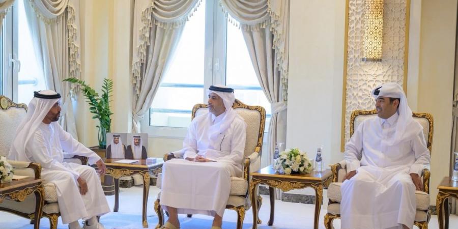 وزير الدولة للشؤون الداخلية يلتقي وكيل وزارة الداخلية الإماراتية