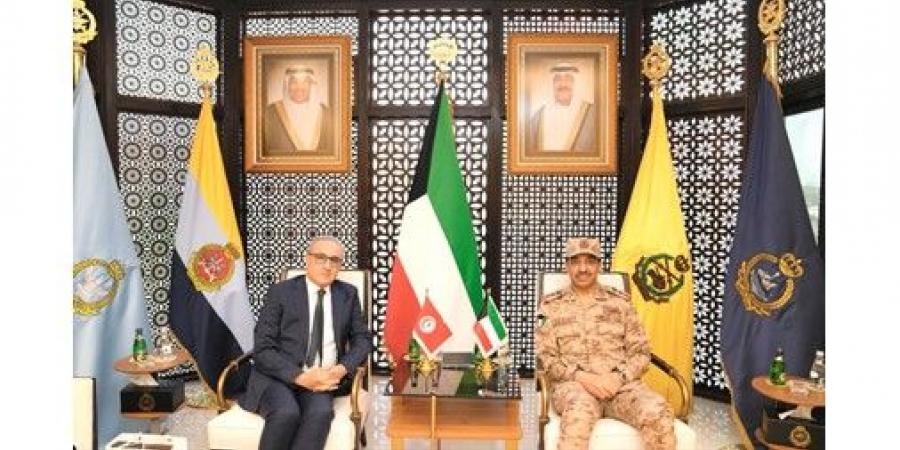 رئيس
الأركان
بحث
مع
السفير
التونسي
تعزيز
التعاون
العسكري
والقضايا
المشتركة