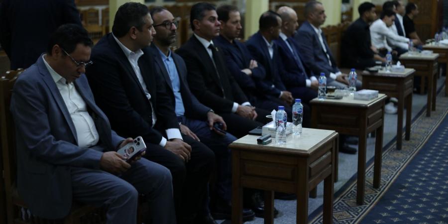 النائب
      أحمد
      الحمامصي
      يقدم
      واجب
      العزاء
      في
      الزميل
      مصطفى
      الشربيني
      المحرر
      البرلماني
      بموقع
      تحيا
      مصر