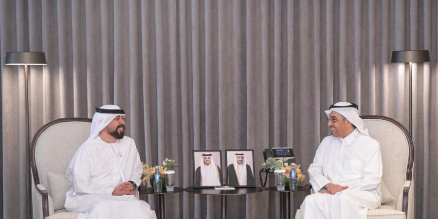 وزير العمل يجتمع مع السفير الإماراتي