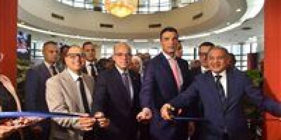 وزير
      الاستثمار
      يفتتح
      معرض
      الأهرام
      لسيارات
      النقل
      2026
