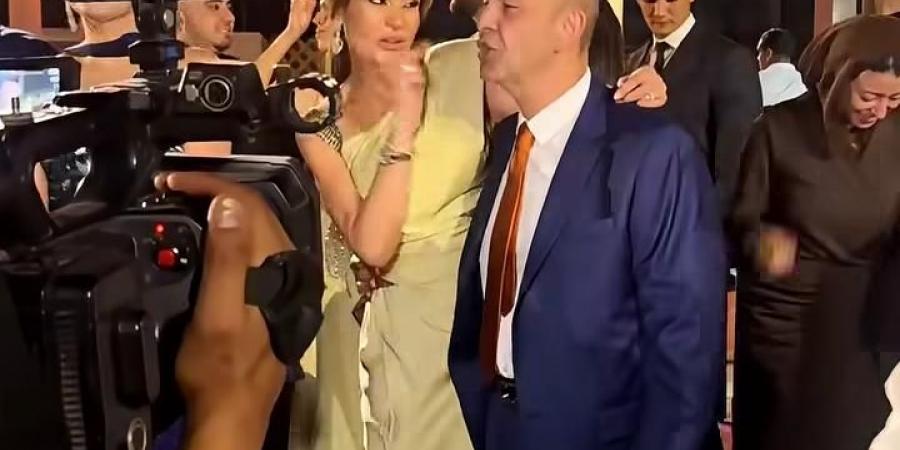 رقص
      ورومانسية..
      عمرو
      أديب
      وزوجته
      دينا
      طلعت
      يخطفان
      الأنظار
      في
      أحد
      حفلات
      الزفاف