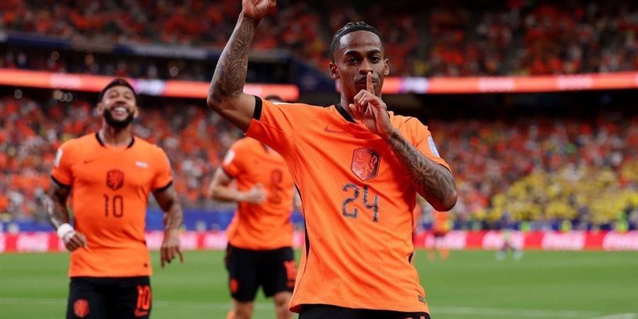 هولندا
      ضد
      السويد..
      هولندا
      تكتسح
      السويد
      5-1
      وتتصدر
      المجموعة
      بكأس
      العالم