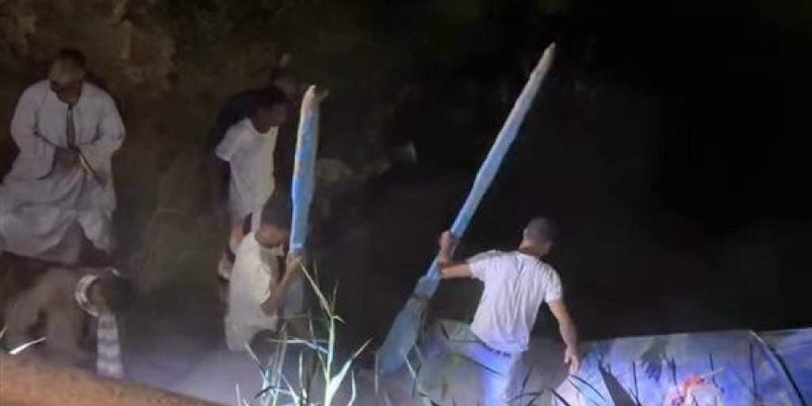 بالفلوكة والكشافات، لحظة البحث عن فتاة وشقيقها سقط بهما "موتوسيكل" في ترعة بأبو تشت (فيديو)