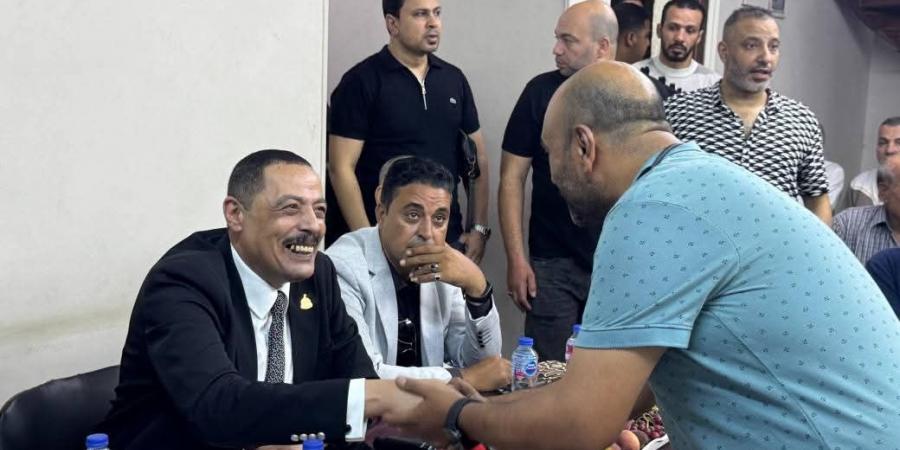 النائب أشرف أمين يناقش مشكلات المواطنين في اللقاء الجماهيري الأسبوعي