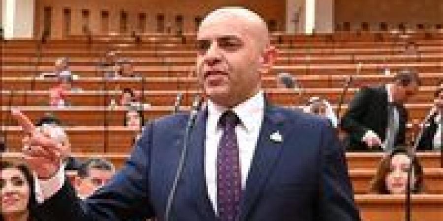 النائب
      محمد
      الحداد
      يطالب
      بتوفير
      موارد
      مالية
      إضافية
      لدعم
      العاملين
      بوزارتي
      التربية
      والتعليم
      والصحة:
      الاستثمار
      في
      الإنسان
      يبدأ
      من
      دعم
      من
      يصنعه
      ويحافظ
      عليه