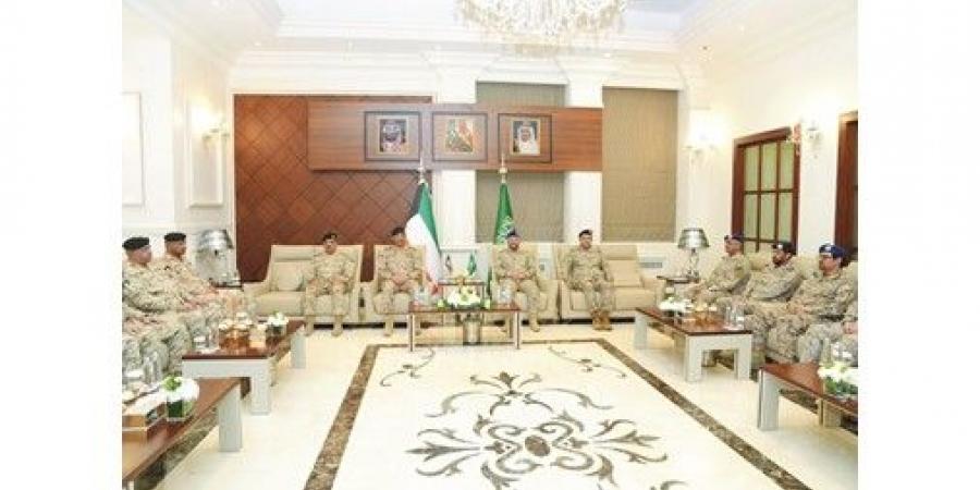 رئيس
الأركان
بحث
مع
نظيره
السعودي
تطوير
التعاون
الدفاعي
بين
البلدين