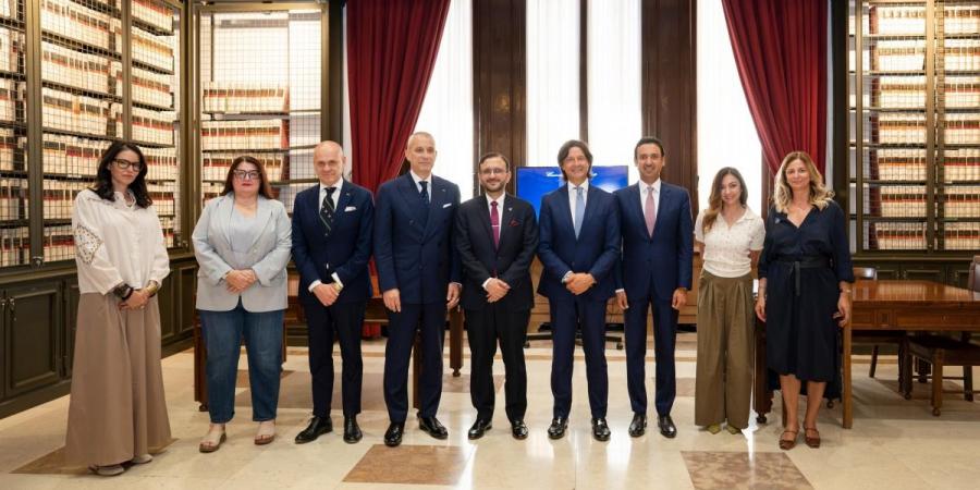 د.الأنصاري يجتمع مع أعضاء بالبرلمان الإيطالي
