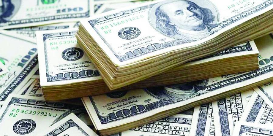 الدولار يسجل أعلى مستوى في 13 شهراً وسط توقعات رفع الفائدة