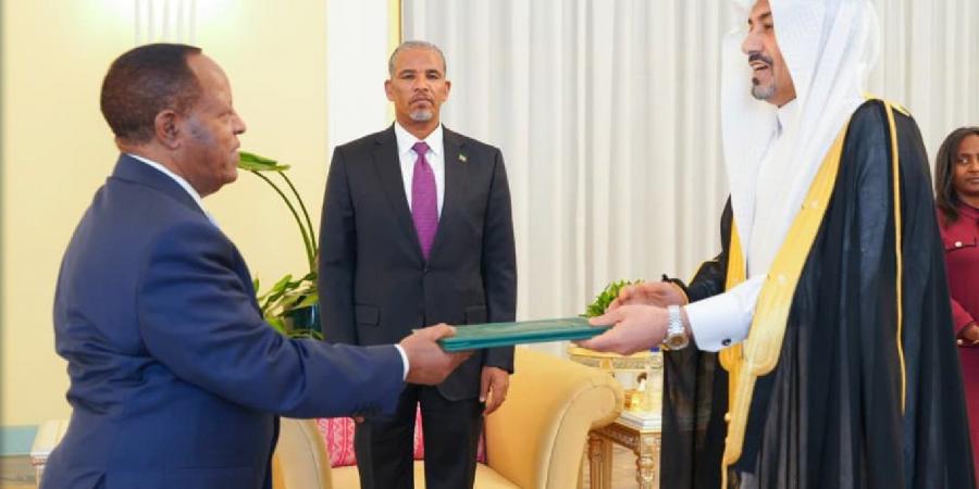 السفير
      عبدالله
      الزهراني
      يسلّم
      أوراق
      اعتماده
      لرئيس
      جمهورية
      إثيوبيا
      الفيدرالية
      الديمقراطية