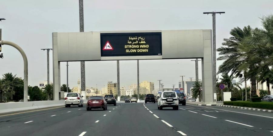 بعض السحب على الساحل وتحذيرات من رياح قوية وأمواج عالية في عرض البحر الليلة