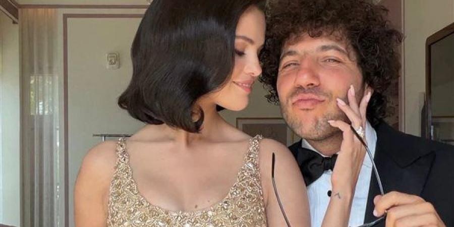 سيلينا جوميز في إطلالتين لافتتين بزفاف تايلور سويفت وعشاء البروفة (صور)