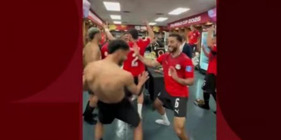 رقص وأغان واحتفالات جنونية للاعبي منتخب مصر داخل غرفة الملابس (فيديو)