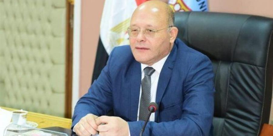 رئيس جامعة سوهاج يصرف مكافأة مالية لكافة الكوادر الأكاديمية والإدارية