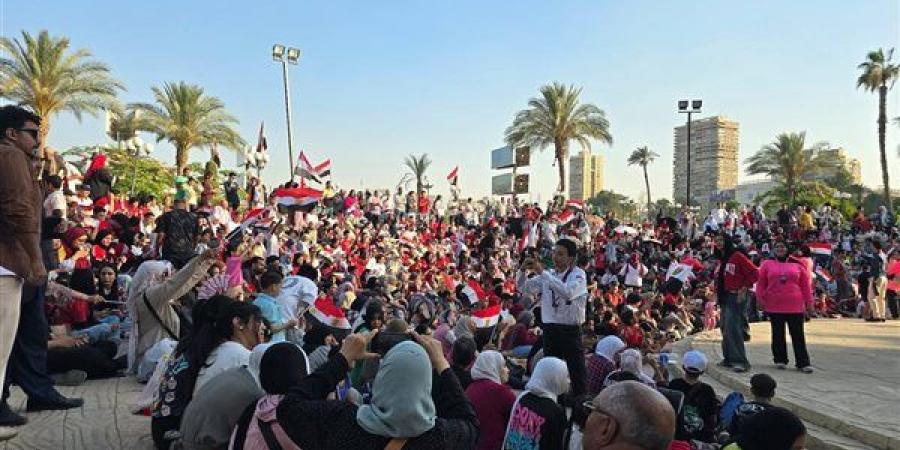 الجماهير المصرية تتحدي حرارة الطقس قبل مواجهة الأرجنتين بالمظلات (صور)