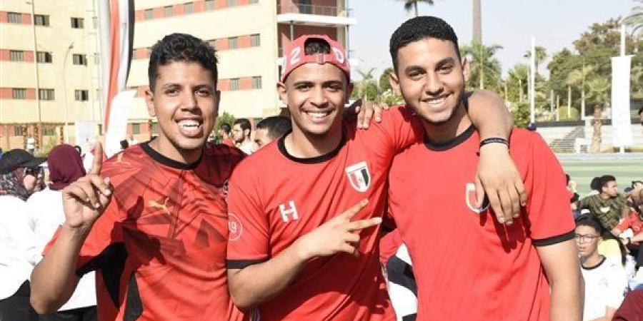 المدينة الجامعية بعين شمس تتحول لساحة تشجيع للمنتخب أمام الأرجنتين (صور)